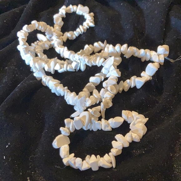 White Chip beaded Necklace - Picture 3 of 3